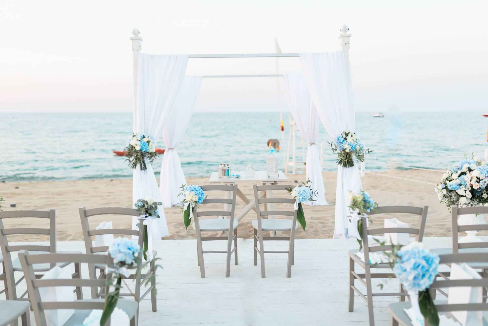 Hochzeit bei Sonnenuntergang am Strand