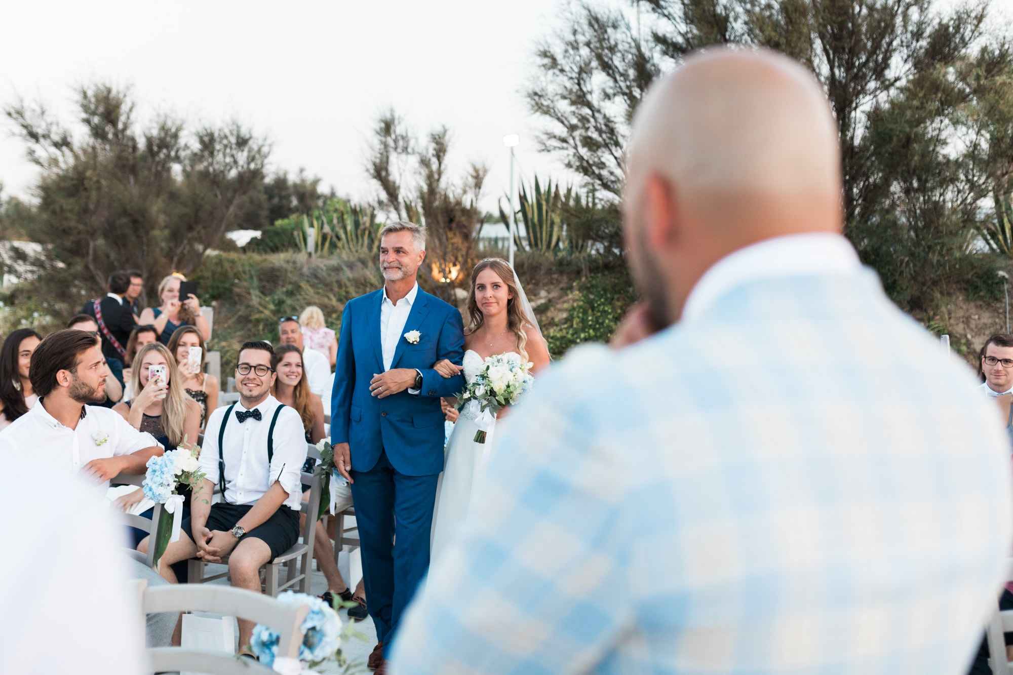 Mariage au coucher du soleil sur la plage