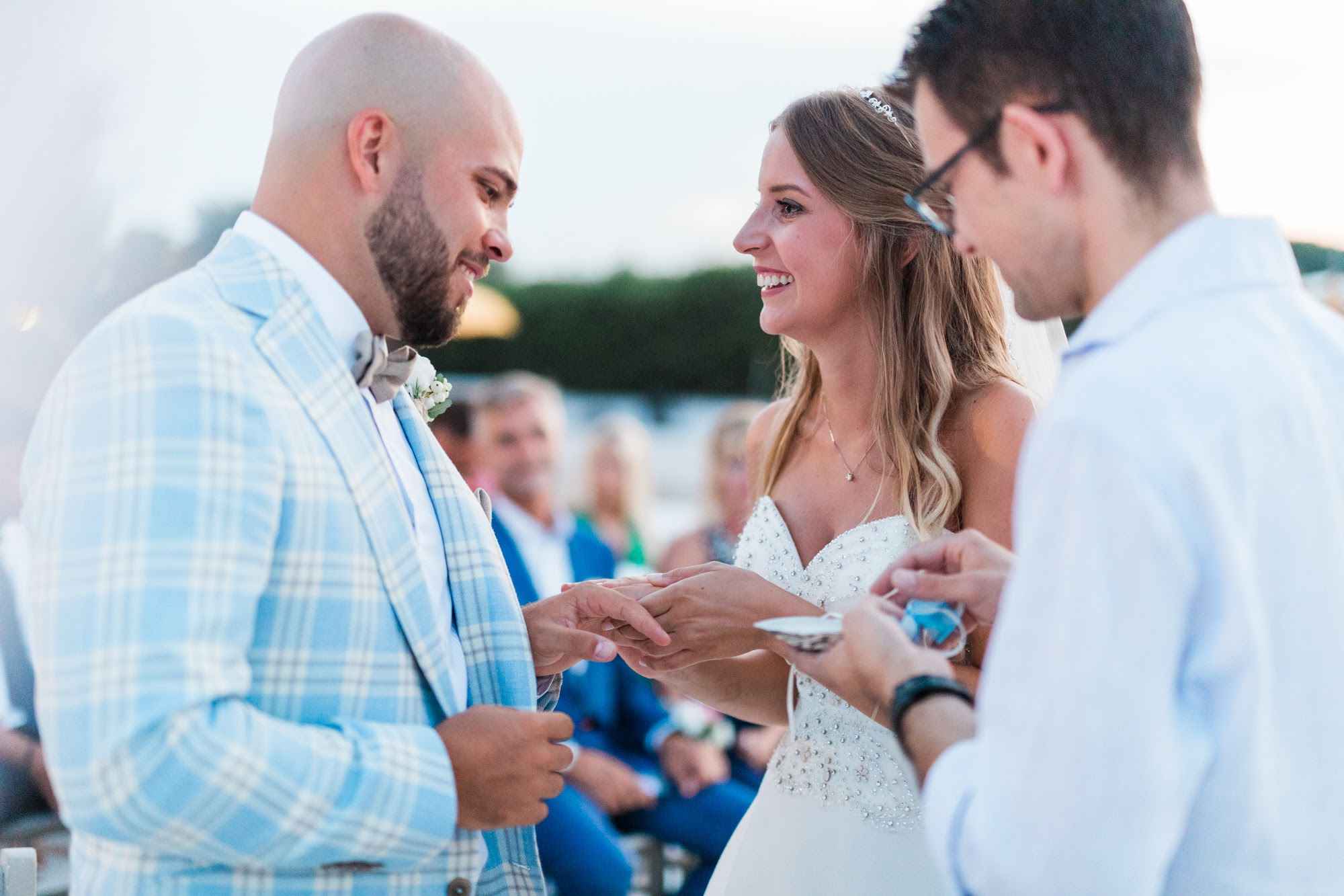 ビーチでの祝福の結婚式